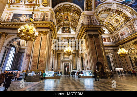 SAINT PETERSBURG, Russia - 17 Marzo 2018: le persone all'interno della Cattedrale di San Isacco (Isaakievskiy Sobor) a San Pietroburgo città. La cattedrale è l Foto Stock