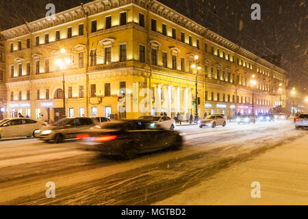 SAINT PETERSBURG, Russia - 17 Marzo 2018: automobili guida sulla neve-coperta Nevsky Prospect street durante la nevicata nella notte. Nevsky Prospect è il principale s Foto Stock