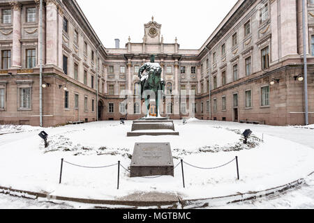 SAINT PETERSBURG, Russia - 19 Marzo 2018: monumento di Alessandro III nella parte anteriore del Palazzo di Marmo. Il palazzo è uno dei primi palazzi neoclassici in Foto Stock