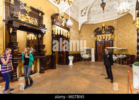 SAINT PETERSBURG, Russia - 19 Marzo 2018: visitatori sulla camera di Faberge Museum di Shuvalov Palace di San Pietroburgo. Il palazzo ha ospitato la F Foto Stock