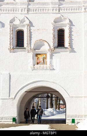 SUZDAL, RUSSIA - Marzo 9, 2018: visitatori sotto la chiesa di gate dell Annunciazione del monastero del nostro Salvatore e San Euthymius nella città di Suzdal in inverno in Foto Stock