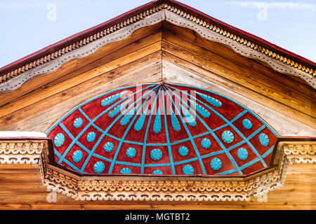 SUZDAL, Russia - 10 Marzo 2018: frontone decorato di russo vecchia casa in legno nel Museo di Architettura in Legno di Suzdal a Vladimir oblast della Russia Foto Stock