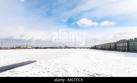 Blu cielo nuvoloso su congelati fiume Neva con polynya, Dvortsovaya Embankment e la Fortezza di Pietro e Paolo a San Pietroburgo nel mese di marzo Foto Stock