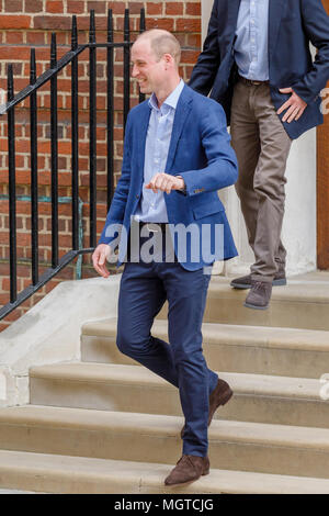 S.a.r. il principe Guglielmo duca di Cambridge, lasciando il Lindo ala dopo la nascita del suo bambino 3 con S.A.R. la Duchessa di Cambridge Foto Stock