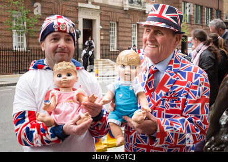 Royal ventole L-R; John Loughrey, 63, da Streatham e Terry Hutt, 82 da Weston-Super-Mare) pongono con baby il principe e la principessa bambole. Foto Stock