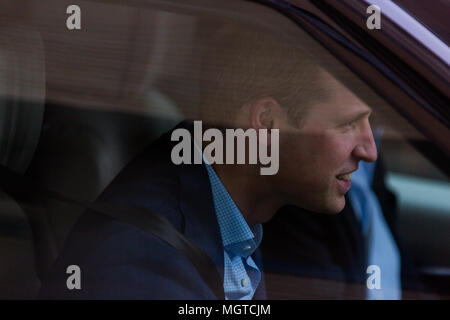 S.a.r. il principe William, il Duca di Cambridge alla guida della sua casa di famiglia dal lindo ala dopo la nascita del suo terzo figlio. Foto Stock