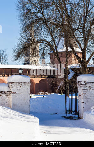 Vista del cortile del monastero del nostro Salvatore e San Euthymius nella città di Suzdal in inverno a Vladimir oblast della Russia Foto Stock