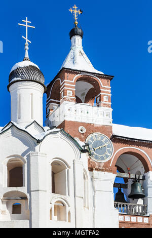 Cupola della Annunciazione Churchn Gate e la torre campanaria nel monastero del nostro Salvatore e San Euthymius nella città di Suzdal in inverno a Vladimir oblast della Russia Foto Stock