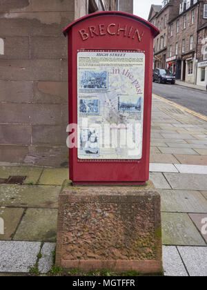 Uno di Brechin della città di segni di informazioni trovate in diversi punti chiave nella città, questo descrivendo la storia della High Street. Angus, Scozia. Foto Stock