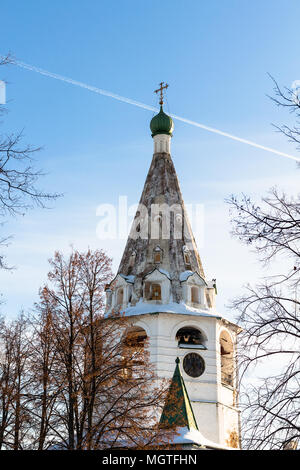 Campanile con orologio nel Cremlino di Suzdal in inverno a Vladimir oblast della Russia Foto Stock