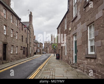 Alla vista di Church street dalla High Street in Brechin, Angus, Scozia, con la sua tradizionale case a schiera costruito al di fuori del Devoniano arenaria rossa. Foto Stock