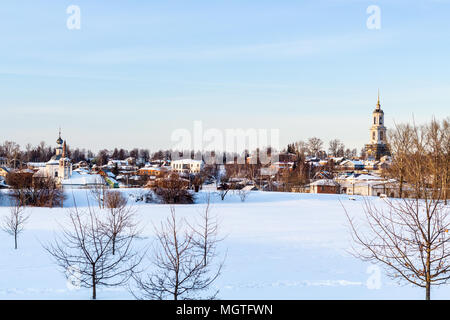 Paesaggio urbano della città di Suzdal con Santa Croce esaltazione e San Cosma e San Damiano chiese nel quartiere Korovniki Prepodobenskay e Campanile di anticipo Foto Stock