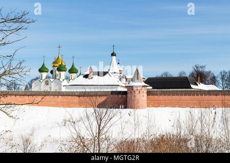 Vista del monastero del nostro Salvatore e San Euthymius con la cattedrale della Trasfigurazione del Salvatore nella città di Suzdal in inverno a Vladimir oblast di R Foto Stock