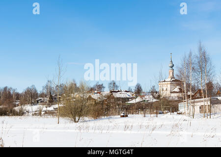 Paesaggio urbano della città di Suzdal con Tikhvinskaya chiesa in inverno a Vladimir oblast della Russia Foto Stock