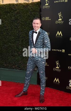 Pasadena, Stati Uniti d'America. Il 27 aprile 2018. Kit Williamson presso gli arrivi per il quarantacinquesimo giorno annuale Creative Arts Emmy Awards, Pasadena Civic Center, Pasadena, CA 27 aprile 2018. Credito: Priscilla concedere/Everett raccolta/Alamy Live News Foto Stock