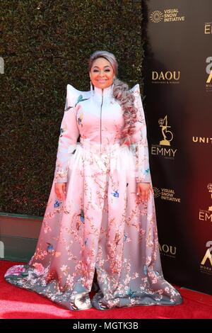 Pasadena, Stati Uniti d'America. Il 27 aprile 2018. Raven-Symone presso gli arrivi per il quarantacinquesimo giorno annuale Creative Arts Emmy Awards, Pasadena Civic Center, Pasadena, CA 27 aprile 2018. Credito: Priscilla concedere/Everett raccolta/Alamy Live News Foto Stock