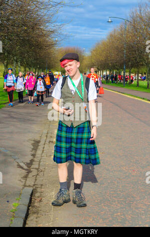 Glasgow, Scotland, Regno Unito. Il 29 aprile, 2018. Kiltwalk Glasgow 2018, un evento di beneficenza dove walkers hanno tre distanze da scegliere da una poderosa Stride (23 miglia), una grande passeggiata (14 miglia) o il Wee Wander (6 miglia). Questo anno coinvolti 10.000 scuotipaglia e sollevato due milioni di sterline per 600 enti di beneficenza. Foto di un uomo con capelli rosa indossando un cappello, un gilet tartan e un kilt con diverse calze colorate. Credito: Berretto Alamy/Live News Foto Stock