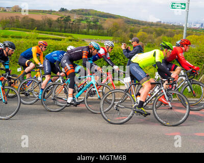 Dunsdale, UK 29 aprile 2018 Sport Est Cleveland Klondike Grand Prix un giorno di ciclo di corsa su strada ha avuto luogo oggi a copertura di un 100 miglio percorso attorno ai villaggi di East Cleveland. La gara di inizio e di fine sono nella città di Guisborough. La gara è stata neutralizzata per quanto riguarda il villaggio di Dunsdale dove la bandiera è stata interrotta e la corsa corretta è iniziato. Queste immagini mostrano i piloti subito dopo l'avvio. Credito: Pietro Giordano NE/Alamy Live News Foto Stock