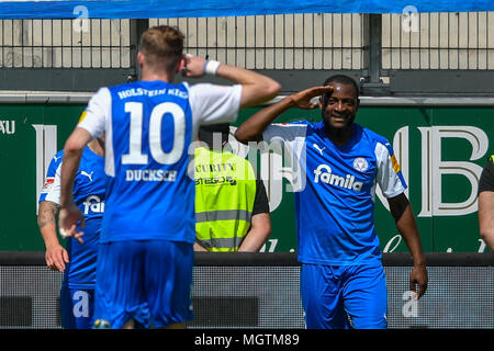 Ingolstadt, Germania. Il 28 aprile 2018. Calcio: Seconda Bundesliga, FC Ingolstadt 04 vs Holstein Kiel, in Audi Sports Park. Kiel è David Kinsombi (R) celebrando con Marvin Ducksch dopo la sua incisione della apertura obiettivo. Foto: Armin Weigel/dpa Credito: dpa picture alliance/Alamy Live News Foto Stock