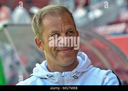 Ingolstadt, Germania. Il 28 aprile 2018. Calcio: Seconda Bundesliga, FC Ingolstadt 04 vs Holstein Kiel, in Audi Sports Park. Kiel head coach Markus Anfang prima della partita. Foto: Armin Weigel/dpa - AVVISO IMPORTANTE: a causa della Lega calcio tedesca·s (DFL) accrediti regolamenti, la pubblicazione e la ridistribuzione online e nei contenuti multimediali in linea è limitata durante la partita a quindici immagini per corrispondere Credito: dpa picture alliance/Alamy Live News Foto Stock