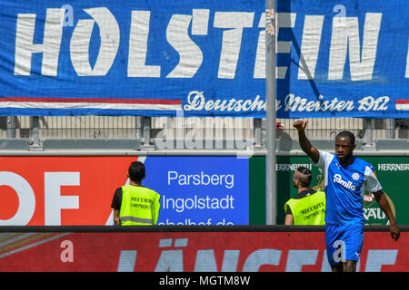 Ingolstadt, Germania. Il 28 aprile 2018. Calcio: Seconda Bundesliga, FC Ingolstadt 04 vs Holstein Kiel, in Audi Sports Park. Kiel è David Kinsombi festa dopo il suo punteggio di apertura obiettivo. Foto: Armin Weigel/dpa Credito: dpa picture alliance/Alamy Live News Foto Stock