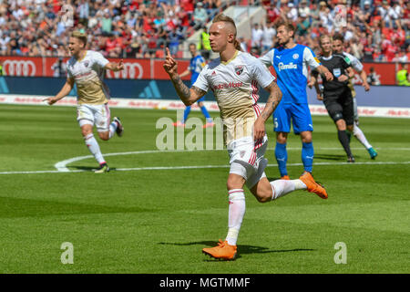 Ingolstadt, Germania. Il 28 aprile 2018. Calcio: Seconda Bundesliga, FC Ingolstadt 04 vs Holstein Kiel, in Audi Sports Park. Ingolstadt la Sonny Kittel celebrando la sua rigatura del 1:1 equalizzatore. Foto: Armin Weigel/dpa - AVVISO IMPORTANTE: a causa della Lega calcio tedesca·s (DFL) accrediti regolamenti, la pubblicazione e la ridistribuzione online e nei contenuti multimediali in linea è limitata durante la partita a quindici immagini per corrispondere Credito: dpa picture alliance/Alamy Live News Foto Stock