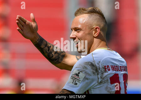 Ingolstadt, Germania. Il 28 aprile 2018. Calcio: Seconda Bundesliga, FC Ingolstadt 04 vs Holstein Kiel, in Audi Sports Park. Ingolstadt la Sonny Kittel celebrando la sua rigatura del 1:1 equalizzatore. Foto: Armin Weigel/dpa - AVVISO IMPORTANTE: a causa della Lega calcio tedesca·s (DFL) accrediti regolamenti, la pubblicazione e la ridistribuzione online e nei contenuti multimediali in linea è limitata durante la partita a quindici immagini per partita Foto Stock