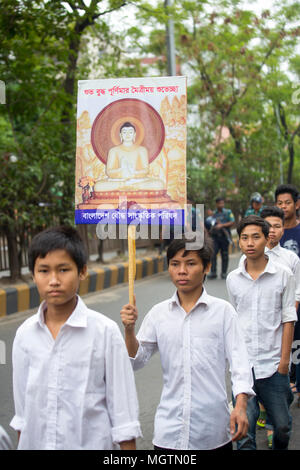 Il Buddha Jayanti o noto anche come Buddha Purnima è la più grande festa religiosa della comunità buddista; essi celebrano il Buddha Purnima eseguendo il culto speciale & light candle carta in corrispondenza della parte vecchia di Dhaka Bashabo tempio Buddista del Bangladesh. La celebrazione è iniziata con il Rally, illuminazione di lampade e di hissage della nazionale e bandiere religiose in cima alla Mohabihar e canto del sacro i versetti del Tripitaka. Domenica 29 Aprile, 2018. © Jahangir Alam Onuchcha/ Alamy Live News Foto Stock