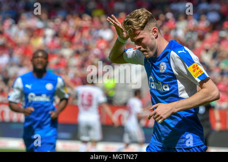 Ingolstadt, Germania. Il 28 aprile 2018. Calcio: Seconda Bundesliga, FC Ingolstadt 04 vs Holstein Kiel, in Audi Sports Park. Kiel è Marvin Ducksch festa dopo il suo punteggio di 1:2. Foto: Armin Weigel/dpa - AVVISO IMPORTANTE: a causa della Lega calcio tedesca·s (DFL) accrediti regolamenti, la pubblicazione e la ridistribuzione online e nei contenuti multimediali in linea è limitata durante la partita a quindici immagini per partita Foto Stock