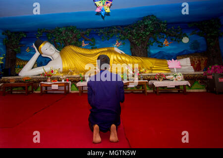 Il Buddha Jayanti o noto anche come Buddha Purnima è la più grande festa religiosa della comunità buddista; essi celebrano il Buddha Purnima eseguendo il culto speciale & light candle carta in corrispondenza della parte vecchia di Dhaka Bashabo tempio Buddista del Bangladesh. La celebrazione è iniziata con il Rally, illuminazione di lampade e di hissage della nazionale e bandiere religiose in cima alla Mohabihar e canto del sacro i versetti del Tripitaka. Domenica 29 Aprile, 2018. © Jahangir Alam Onuchcha/ Alamy Live News Foto Stock