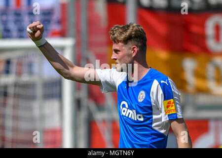 Ingolstadt, Germania. Il 28 aprile 2018. Calcio: Seconda Bundesliga, FC Ingolstadt 04 vs Holstein Kiel, in Audi Sports Park. Kiel è Marvin Ducksch festa dopo il 3:1 Foto: Armin Weigel/dpa - AVVISO IMPORTANTE: a causa della Lega calcio tedesca·s (DFL) accrediti regolamenti, la pubblicazione e la ridistribuzione online e nei contenuti multimediali in linea è limitata durante la partita a quindici immagini per partita Foto Stock