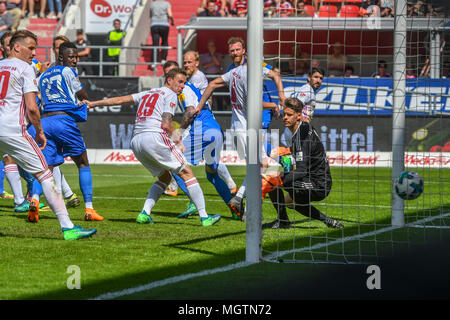 Ingolstadt, Germania. Il 28 aprile 2018. Calcio: Seconda Bundesliga, FC Ingolstadt 04 vs Holstein Kiel, in Audi Sports Park. Ingolstadt portiere Orjan Nyland (R) non sono in grado di fermare un proprio obiettivo di dare Kiel il 3:1 vantaggio. Foto: Armin Weigel/dpa - AVVISO IMPORTANTE: a causa della Lega calcio tedesca·s (DFL) accrediti regolamenti, la pubblicazione e la ridistribuzione online e nei contenuti multimediali in linea è limitata durante la partita a quindici immagini per partita Foto Stock