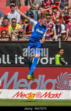 Ingolstadt, Germania. Il 28 aprile 2018. Calcio: Seconda Bundesliga, FC Ingolstadt 04 vs Holstein Kiel, in Audi Sports Park. Kiel è Marvin Ducksch (L) celebrando con David Kinsombi dopo il 3:1 Foto: Armin Weigel/dpa - AVVISO IMPORTANTE: a causa della Lega calcio tedesca·s (DFL) accrediti regolamenti, la pubblicazione e la ridistribuzione online e nei contenuti multimediali in linea è limitata durante la partita a quindici immagini per partita Foto Stock