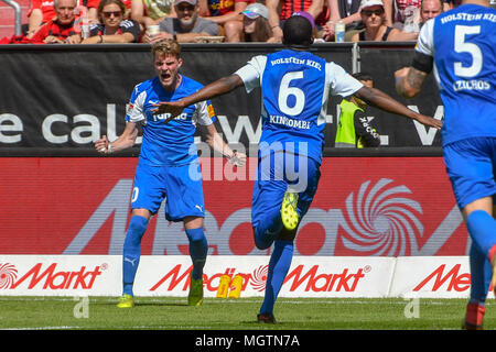 Ingolstadt, Germania. Il 28 aprile 2018. Calcio: Seconda Bundesliga, FC Ingolstadt 04 vs Holstein Kiel, in Audi Sports Park. Kiel è Marvin Ducksch (L) celebrando con David Kinsombi dopo il 3:1 Foto: Armin Weigel/dpa - AVVISO IMPORTANTE: a causa della Lega calcio tedesca·s (DFL) accrediti regolamenti, la pubblicazione e la ridistribuzione online e nei contenuti multimediali in linea è limitata durante la partita a quindici immagini per partita Foto Stock