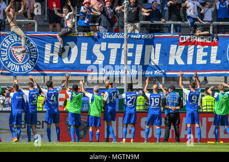 Ingolstadt, Germania. Il 28 aprile 2018. Calcio: Seconda Bundesliga, FC Ingolstadt 04 vs Holstein Kiel, in Audi Sports Park. La squadra di Kiel celebrando il loro 1:5 vittoria contro Ingolstadt davanti al pubblico. Foto: Armin Weigel/dpa - AVVISO IMPORTANTE: a causa della Lega calcio tedesca·s (DFL) accrediti regolamenti, la pubblicazione e la ridistribuzione online e nei contenuti multimediali in linea è limitata durante la partita a quindici immagini per corrispondere Credito: dpa picture alliance/Alamy Live News Foto Stock