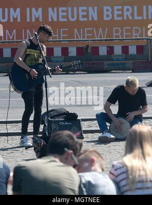 Berlino, Germania. 29 apr, 2018. 29 aprile 2018, Germania Berlino: Viktar cantante e batterista Yahor dalla Bielorussia dando un concerto all'aperto lungo il viale Unter den Linden street. Credito: Paolo Zinken/dpa/ZB/dpa/Alamy Live News Foto Stock