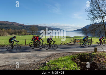 Fort Augustus, Scotland, Regno Unito. Il 29 aprile, 2018. I ciclisti che partecipano all'Etape Loch Ness chiuso il ciclo stradale sportiva a seguito di un 360-grado 66-Mile / 106 km del percorso attorno a Loch Ness, Scozia, in partenza e a Inverness. Questo evento è atteso per attirare 5.600 ciclisti provenienti da tutta la Scozia e il Regno Unito. Migliaia di sterline saranno sollevate dai partecipanti per Macmillan Cancer Support, l'evento ufficiale di carità. Questa immagine mostra i partecipanti di raggiungere il punto di sosta a metà strada vicino a Fort Augustus. Cliff verde/Alamy Live News Foto Stock