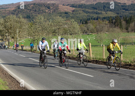 Fort Augustus, Scotland, Regno Unito. Il 29 aprile, 2018. I ciclisti che partecipano all'Etape Loch Ness chiuso il ciclo stradale sportiva a seguito di un 360-grado 66-Mile / 106 km del percorso attorno a Loch Ness, Scozia, in partenza e a Inverness. Questo evento è atteso per attirare 5.600 ciclisti provenienti da tutta la Scozia e il Regno Unito. Migliaia di sterline saranno sollevate dai partecipanti per Macmillan Cancer Support, l'evento ufficiale di carità. Questa immagine mostra i partecipanti di raggiungere il punto di sosta a metà strada vicino a Fort Augustus. Cliff verde/Alamy Live News Foto Stock