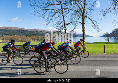 Fort Augustus, Scotland, Regno Unito. Il 29 aprile, 2018. I ciclisti che partecipano all'Etape Loch Ness chiuso il ciclo stradale sportiva a seguito di un 360-grado 66-Mile / 106 km del percorso attorno a Loch Ness, Scozia, in partenza e a Inverness. Questo evento è atteso per attirare 5.600 ciclisti provenienti da tutta la Scozia e il Regno Unito. Migliaia di sterline saranno sollevate dai partecipanti per Macmillan Cancer Support, l'evento ufficiale di carità. Questa immagine mostra i partecipanti di raggiungere il punto di sosta a metà strada vicino a Fort Augustus, con il Loch Ness in background. Cliff verde/Alamy Live News Foto Stock