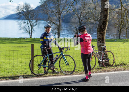 Fort Augustus, Scotland, Regno Unito. Il 29 aprile, 2018. I ciclisti che partecipano all'Etape Loch Ness chiuso il ciclo stradale sportiva a seguito di un 360-grado 66-Mile / 106 km del percorso attorno a Loch Ness, Scozia, in partenza e a Inverness. Questo evento è atteso per attirare 5.600 ciclisti provenienti da tutta la Scozia e il Regno Unito. Migliaia di sterline saranno sollevate dai partecipanti per Macmillan Cancer Support, l'evento ufficiale di carità. Questa immagine mostra i partecipanti di fermarsi per scattare foto a metà strada vicino a Fort Augustus. Cliff verde/Alamy Live News Foto Stock