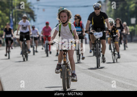 Atene, Grecia. Il 29 aprile 2018. Una giovane ragazza (anteriore) vanno in bicicletta durante il venticinquesimo Tour in Bicicletta di Atene in Grecia, 29 aprile 2018. Migliaia di ciclisti hanno preso parte al XXV Tour in Bicicletta di Atene domenica volto a promuovere il ciclismo urbano nella città e a sensibilizzare il pubblico sugli aspetti positivi della bicicletta. Credito: Panagiotis Moschandreou/Xinhua/Alamy Live News Foto Stock