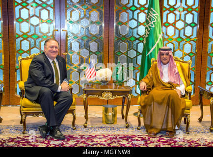 Riyadh, Arabia Saudita. Il 28 aprile 2018. Stati Uniti Il segretario di Stato Mike Pompeo nel corso di un incontro bilaterale con il Ministro degli Esteri saudita Adel al-Jubeir Aprile 28, 2018 a Riyadh in Arabia Saudita. Credito: Planetpix/Alamy Live News Foto Stock