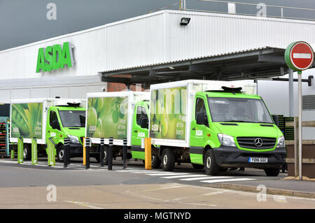 Online home consegna carrelli Asda coda fuori il supermercato Asda in Wheatley, Oxfordshire. Sainsburys e Asda stanno prendendo parte alla fusione colloqui Foto Stock