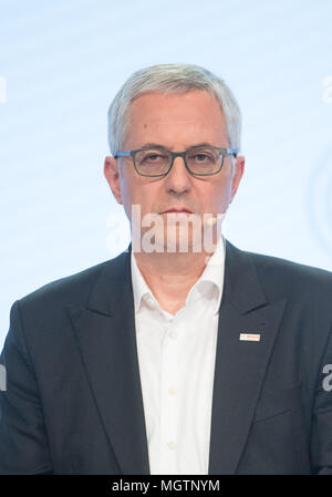 Il 25 aprile 2018, Germania, Renningen: Rolf Bulander, CEO di Robert Bosch GmbH, durante una dichiarazione finanziaria conferenza stampa. Foto: Sebastian Gollnow/dpa Foto Stock