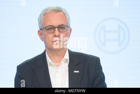 Il 25 aprile 2018, Germania, Renningen: Rolf Bulander, CEO di Robert Bosch GmbH, durante una dichiarazione finanziaria conferenza stampa. Foto: Sebastian Gollnow/dpa Foto Stock