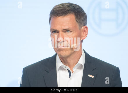 Il 25 aprile 2018, Germania, Renningen: Christoph Kuebel, CEO e direttore del lavoro di Robert Bosch GmbH, durante una dichiarazione finanziaria conferenza stampa. Foto: Sebastian Gollnow/dpa Foto Stock