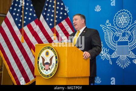 Riyadh, Arabia Saudita. Il 28 aprile 2018. Stati Uniti Il segretario di Stato Mike Pompeo offre commento al personale e alle famiglie di U.S. Embassy Riyadh Aprile 29, 2018 a Riyadh in Arabia Saudita. Credito: Planetpix/Alamy Live News Foto Stock