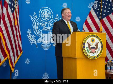 Riyadh, Arabia Saudita. Il 28 aprile 2018. Stati Uniti Il segretario di Stato Mike Pompeo offre commento al personale e alle famiglie di U.S. Embassy Riyadh Aprile 29, 2018 a Riyadh in Arabia Saudita. Credito: Planetpix/Alamy Live News Foto Stock