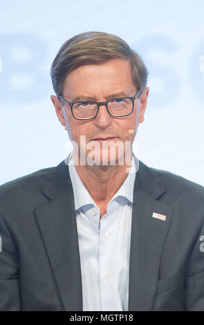 Il 25 aprile 2018, Germania, Renningen: Stefan Asenkerschbaumer, direttore finanziario di Robert Bosch GmbH, durante una dichiarazione finanziaria conferenza stampa. Foto: Sebastian Gollnow/dpa Foto Stock