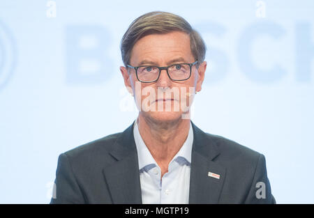 Il 25 aprile 2018, Germania, Renningen: Stefan Asenkerschbaumer, direttore finanziario di Robert Bosch GmbH, durante una dichiarazione finanziaria conferenza stampa. Foto: Sebastian Gollnow/dpa Foto Stock